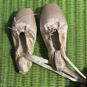 SOLD Bezioner Satin Ballet Pointe Shoes